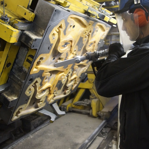 operator czyści suchym lodem formy w odlewnictwie