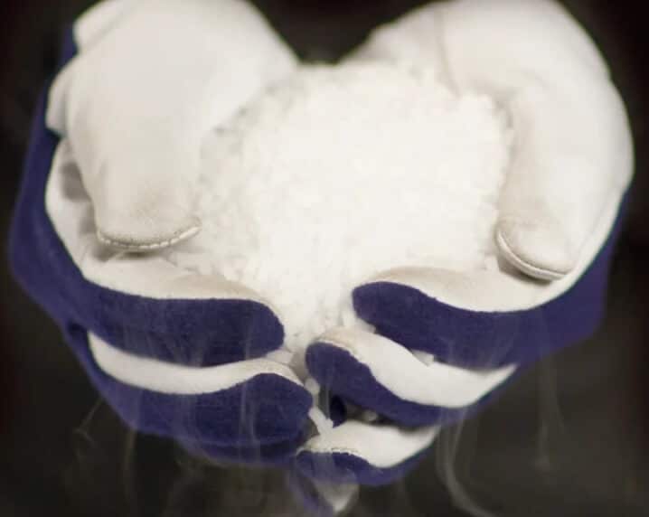 suchy lód w rozmiarze 3mm trzymany w rękawicach