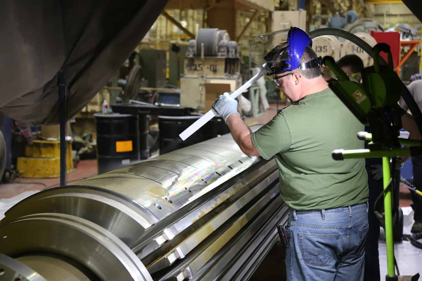 mężczyzna czyści suchym lodem wymienniki ciepła