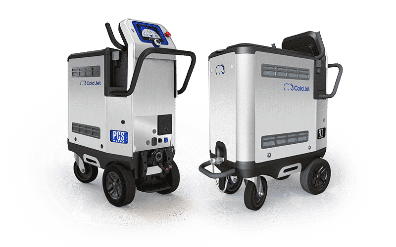 serwisant sprawdza maszyny do czyszczenia suchym lodem